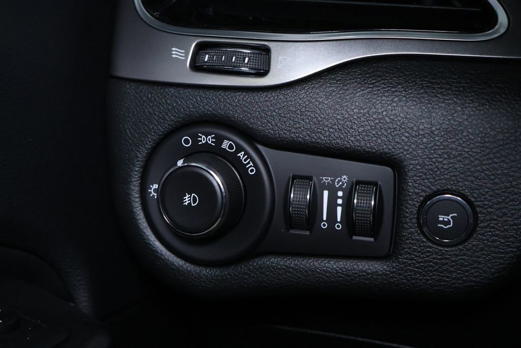 Used 2019 Jeep Cherokee Limited image 27