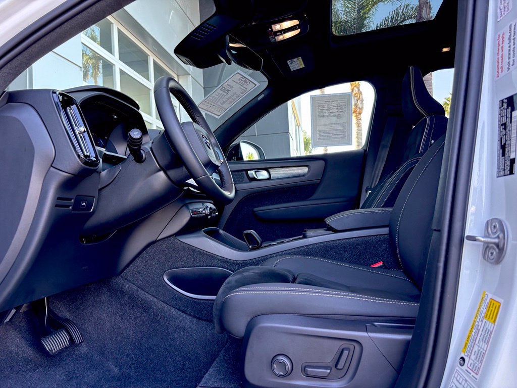 Used 2025 Volvo XC40 B5 Plus AWD/4WD image 36