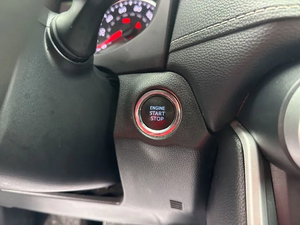 Used 2022 Toyota RAV4 XLE FWD image 28