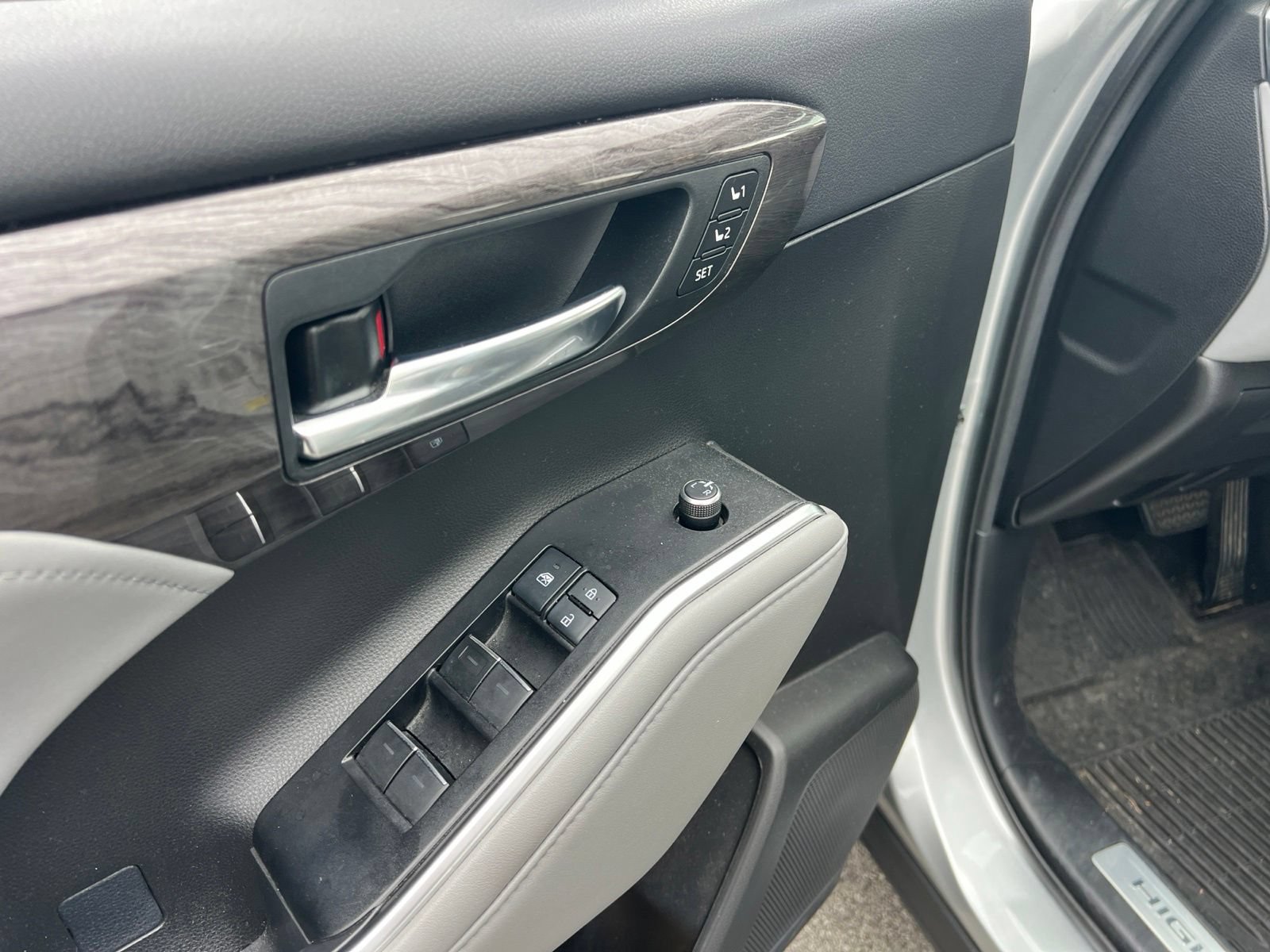Used 2021 Toyota Highlander Limited FWD image 30