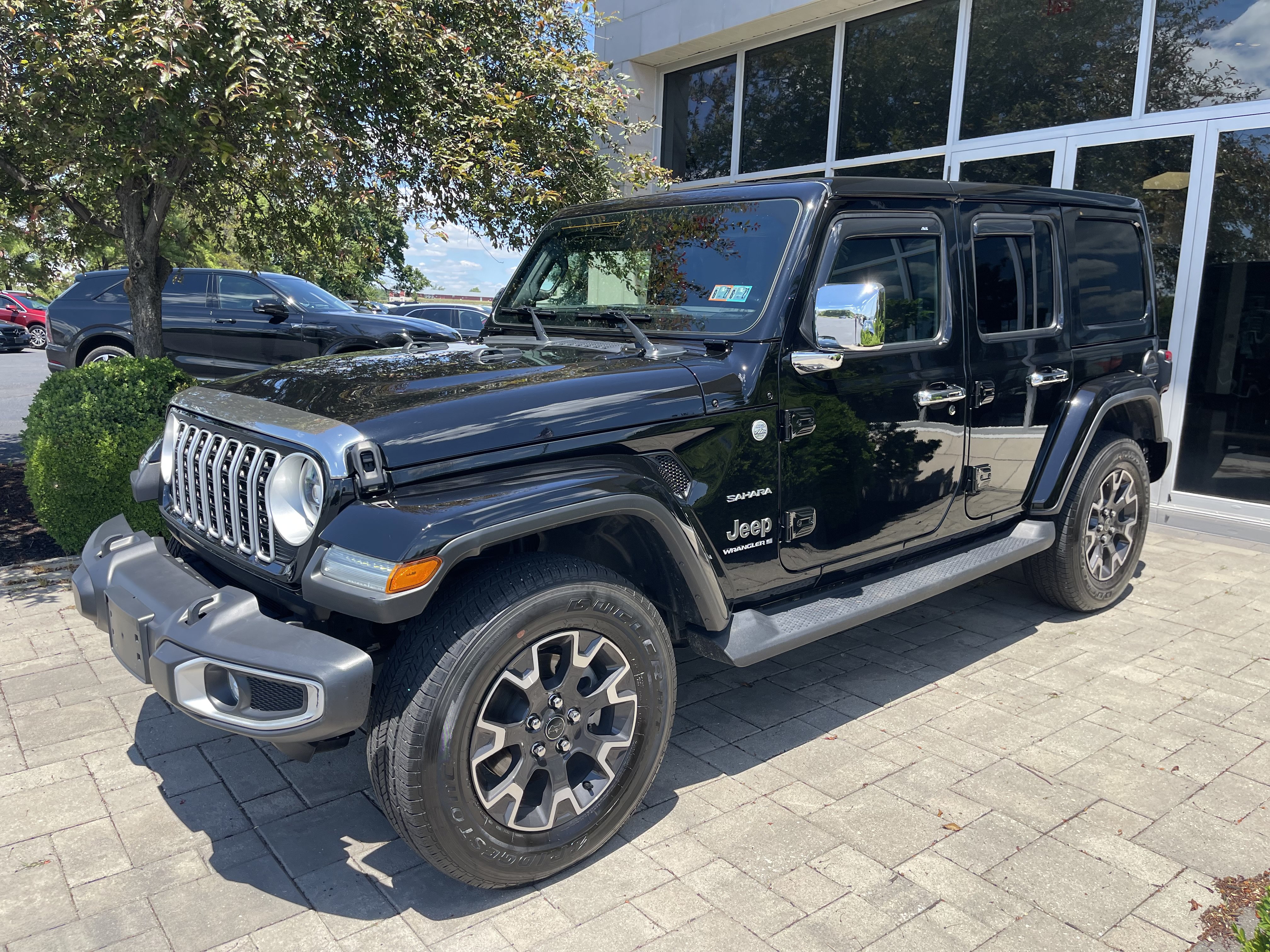 Used 2024 Jeep Wrangler Unlimited Sahara AWD/4WD video 3