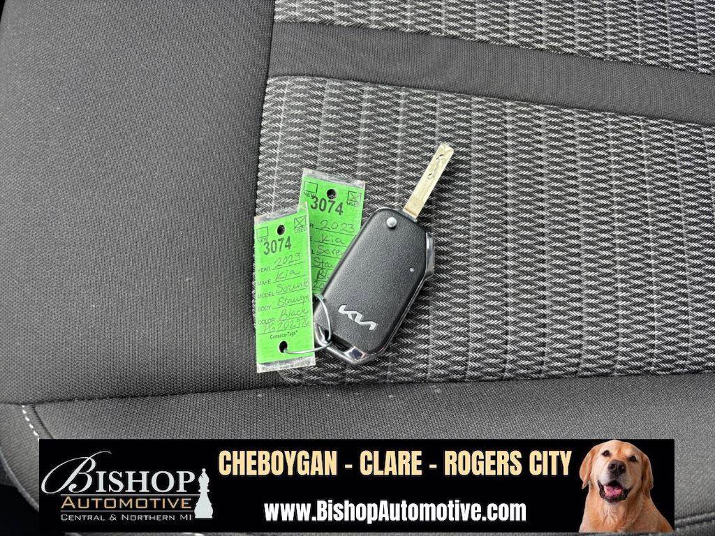 Used 2023 Kia Sorento LX image 25