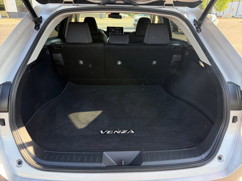 Used 2022 Toyota Venza LE image 19