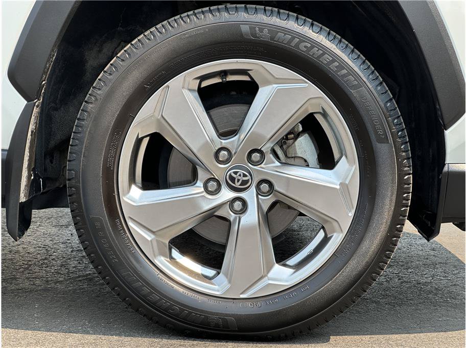 Used 2021 Toyota RAV4 XLE Premium AWD/4WD image 27