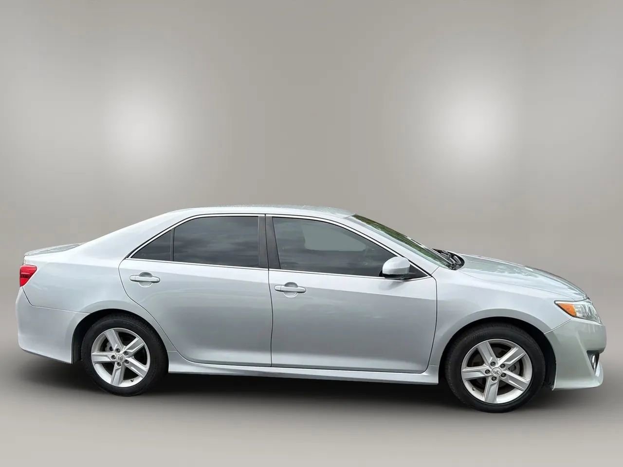 Used 2012 Toyota Camry SE FWD image 4