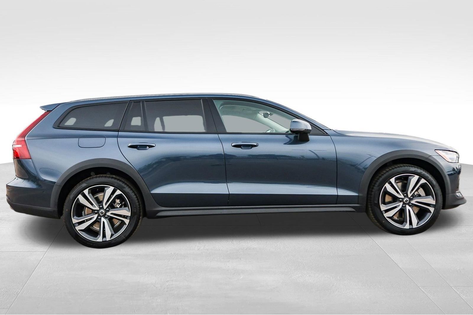New 2026 Volvo V60 B5 Cross Country Plus w/ Climate Package image 4