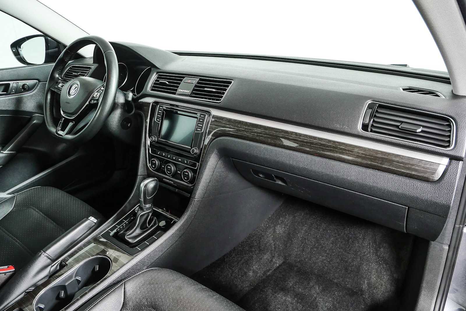 Used 2018 Volkswagen Passat 2.0T SE FWD image 22