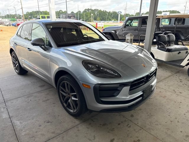 Used 2025 Porsche Macan AWD/4WD image 3