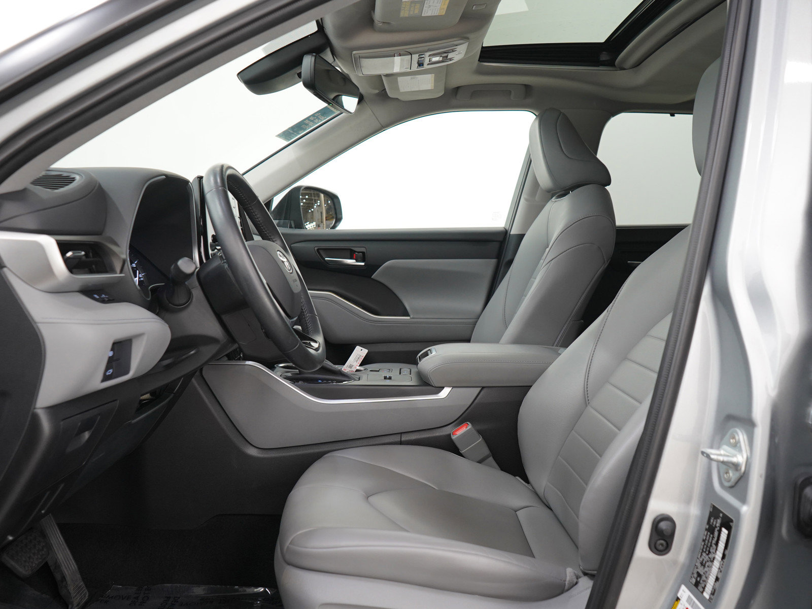 Used 2021 Toyota Highlander XLE FWD image 24
