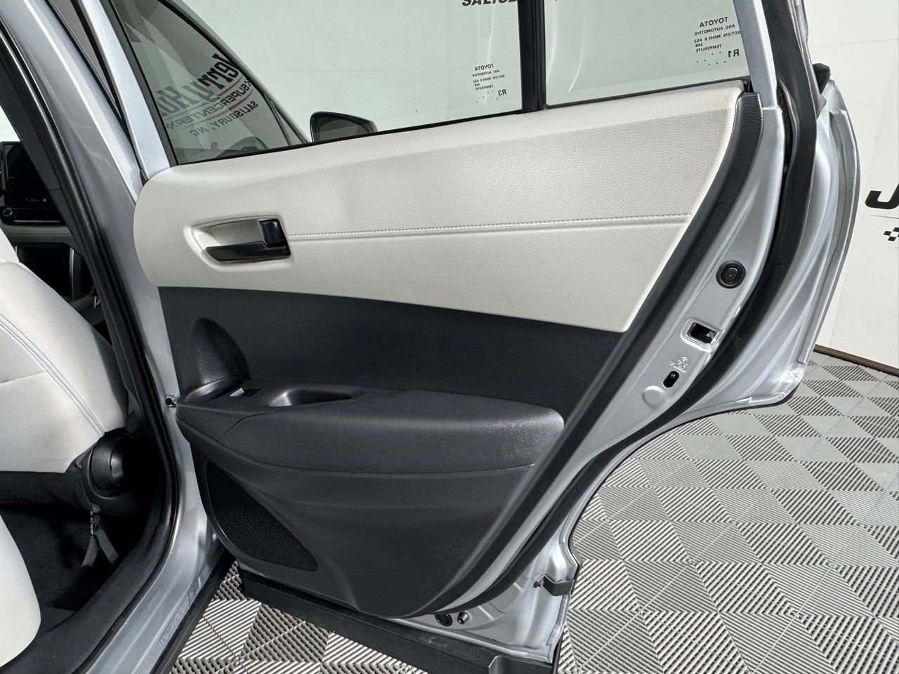 Used 2024 Toyota Corolla Cross L image 31