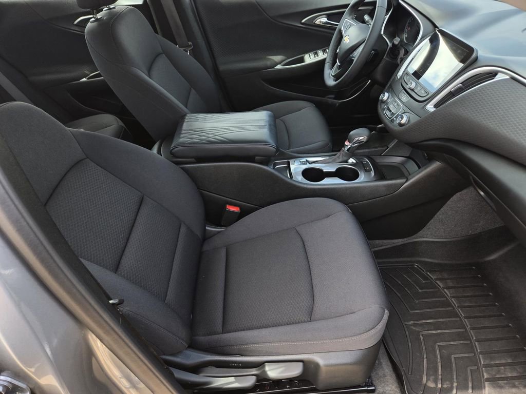 Used 2025 Chevrolet Malibu RS image 34