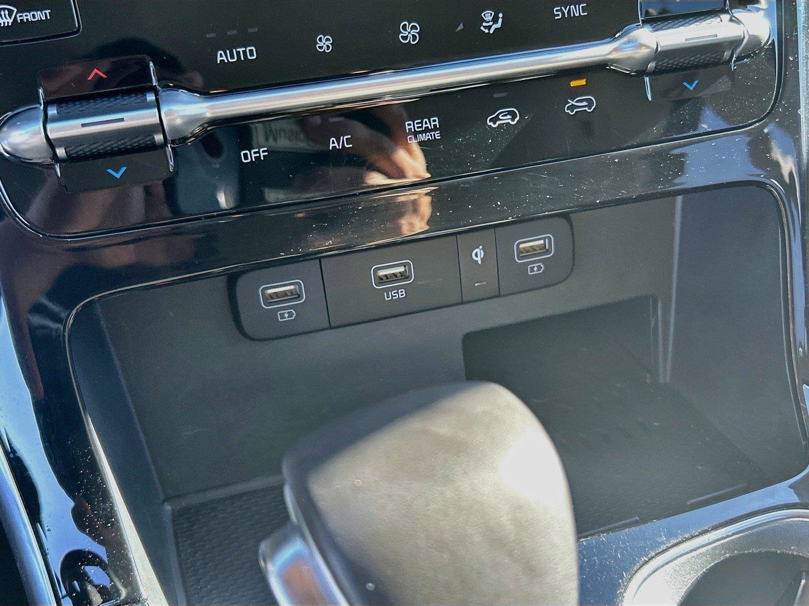 Used 2024 Kia Carnival EX FWD image 33