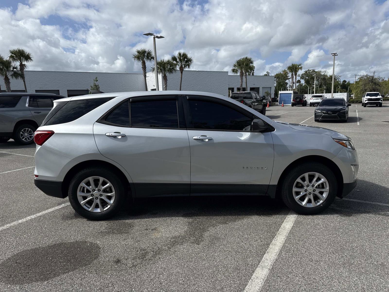Used 2018 Chevrolet Equinox LS image 2