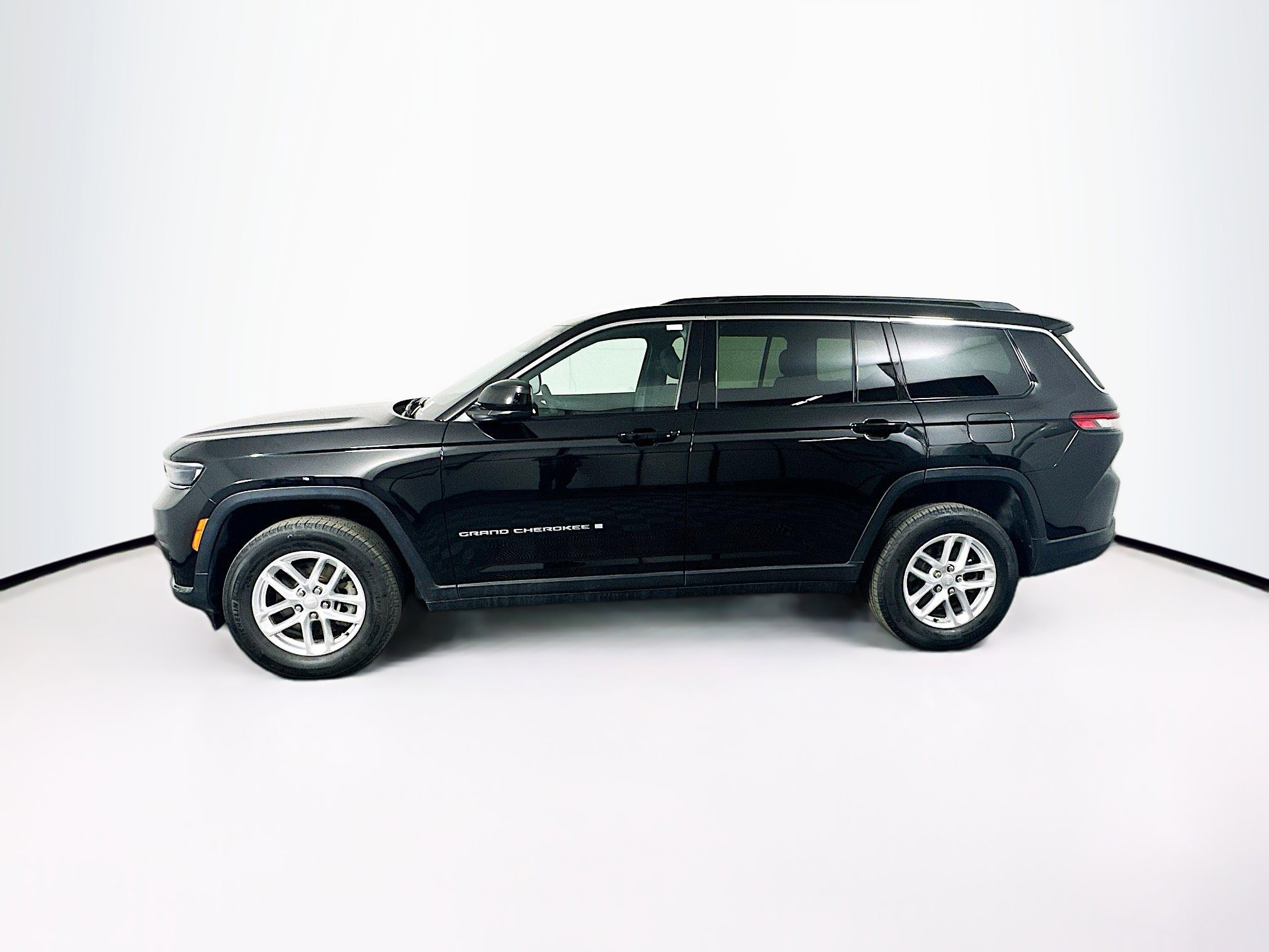 Used 2025 Jeep Grand Cherokee L Laredo image 4