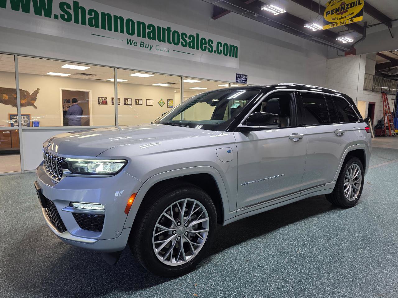 Used 2022 Jeep Grand Cherokee Summit image 2