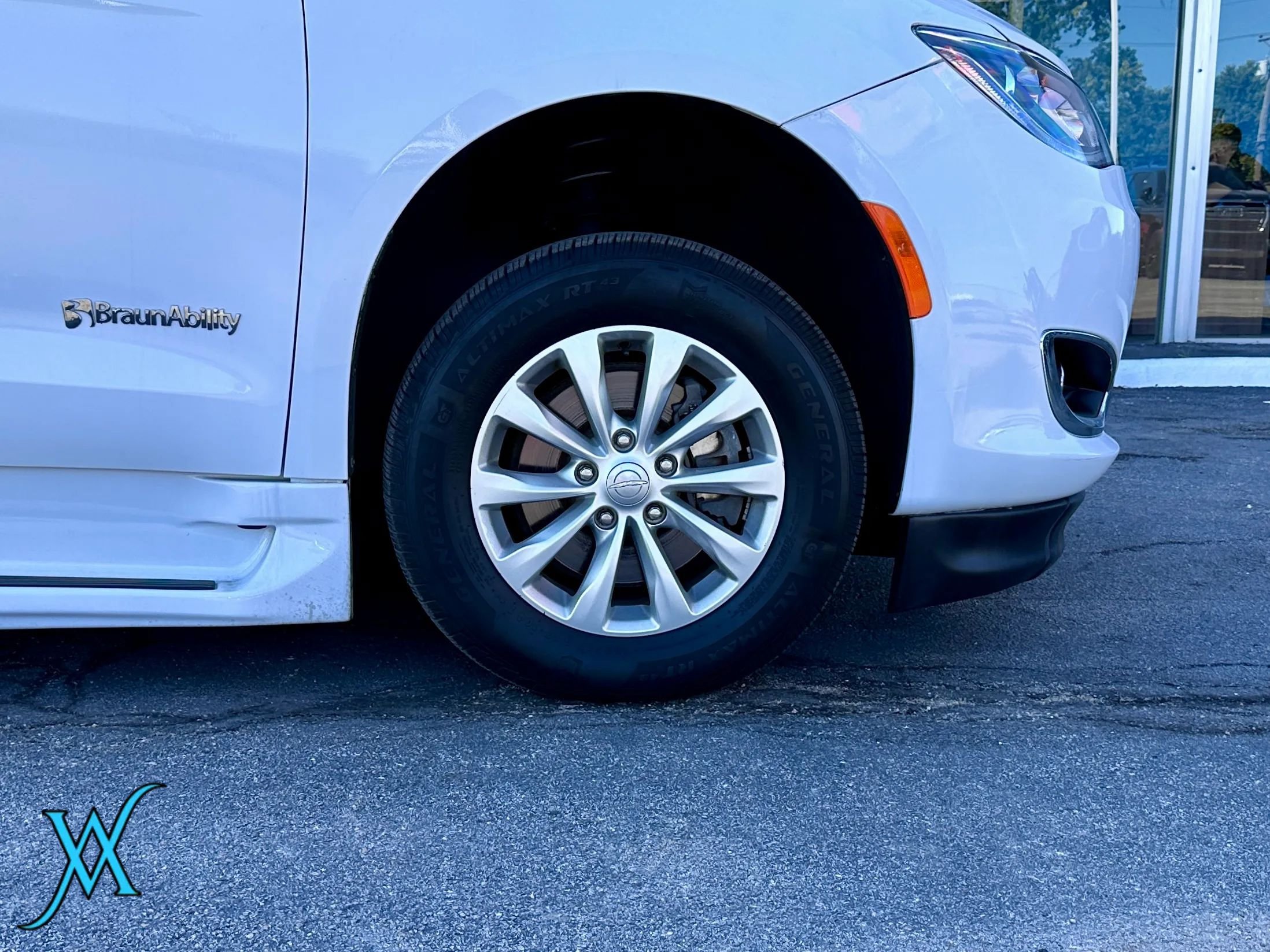 Used 2018 Chrysler Pacifica Touring Plus FWD image 9