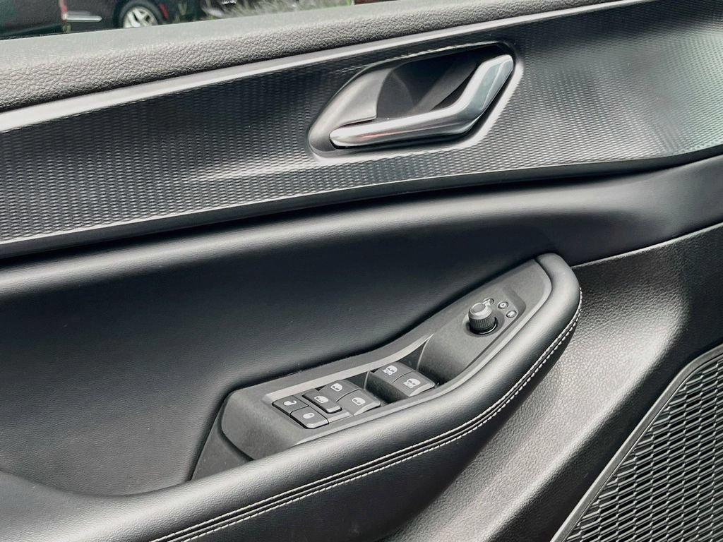 Used 2025 Jeep Grand Cherokee Altitude RWD image 16