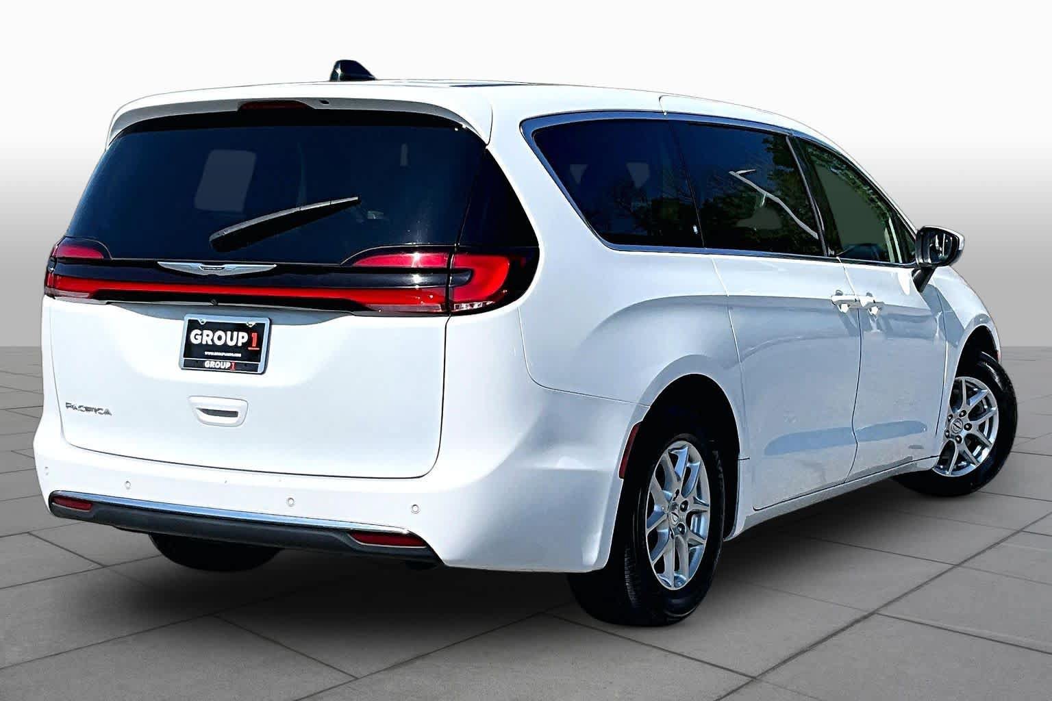 Used 2023 Chrysler Pacifica Touring-L FWD image 13