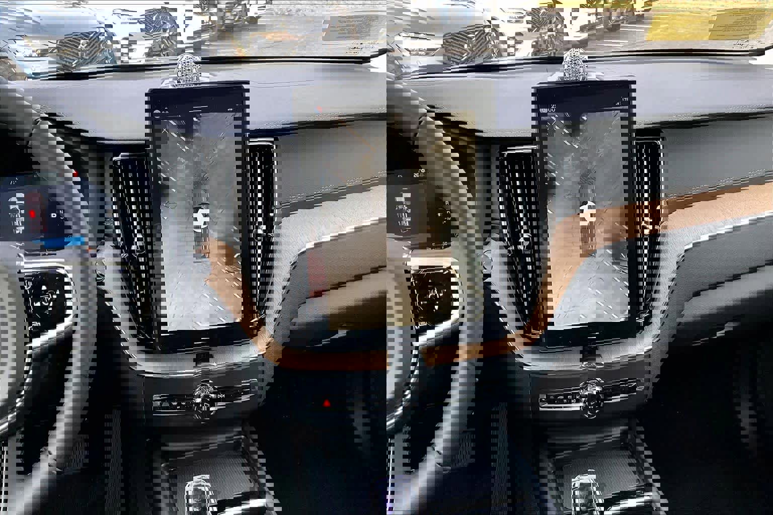 New 2026 Volvo XC60 B5 Ultra w/ Protection Package Premier image 8