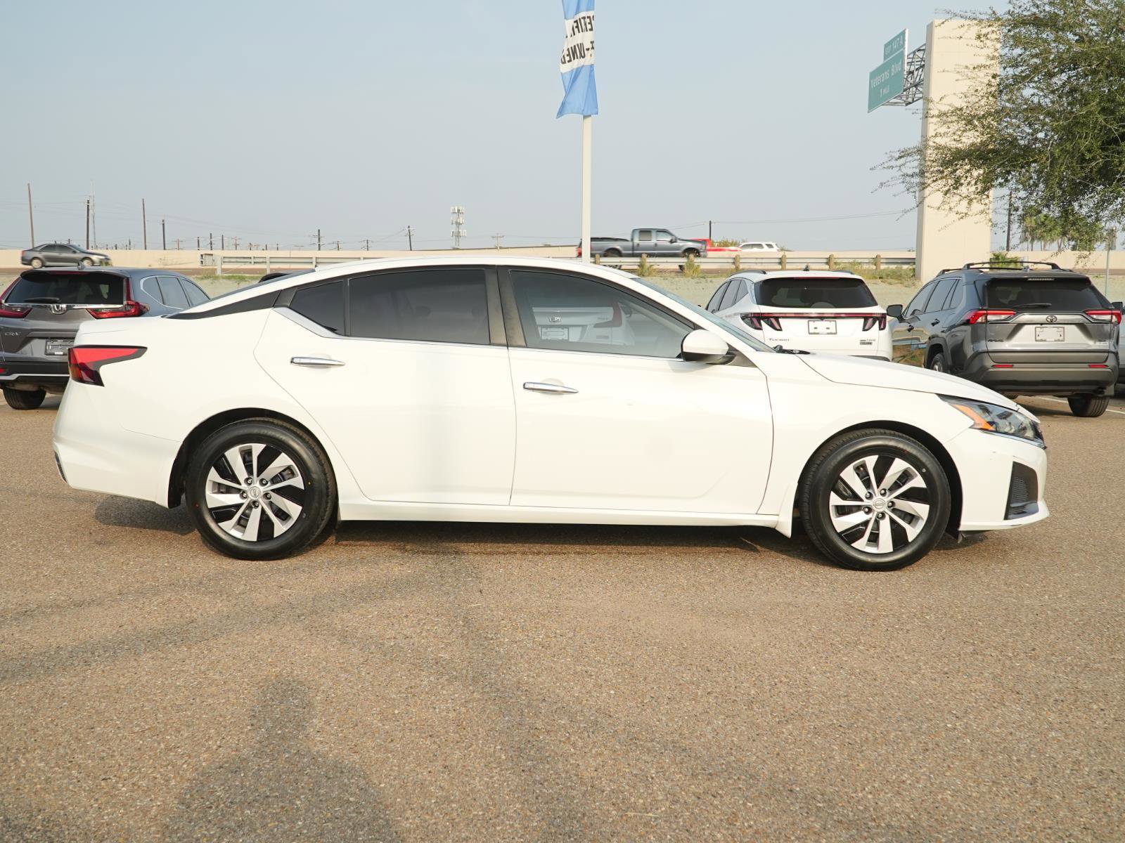 Used 2023 Nissan Altima 2.5 S image 4