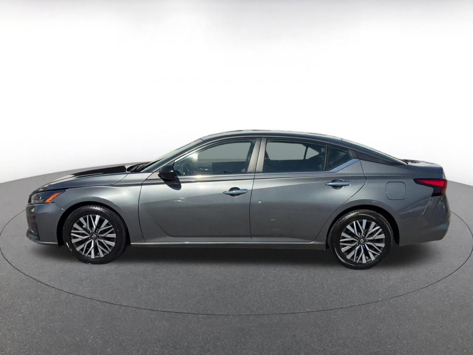 Used 2024 Nissan Altima 2.5 SV FWD image 9