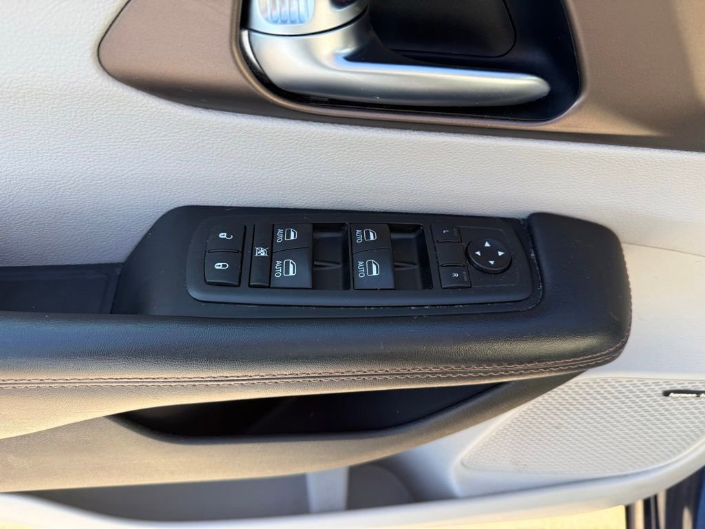 Used 2019 Chrysler Pacifica Touring-L Plus w/ Advanced Safetytec Group FWD image 26