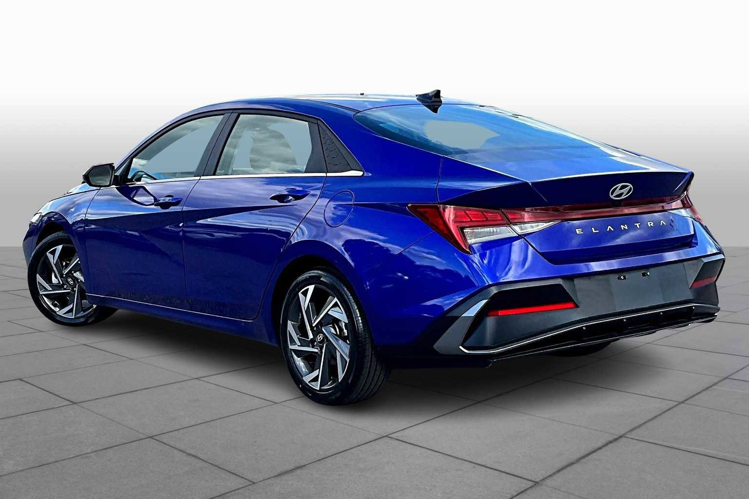 Used 2024 Hyundai Elantra SEL w/ Convenience Package image 11