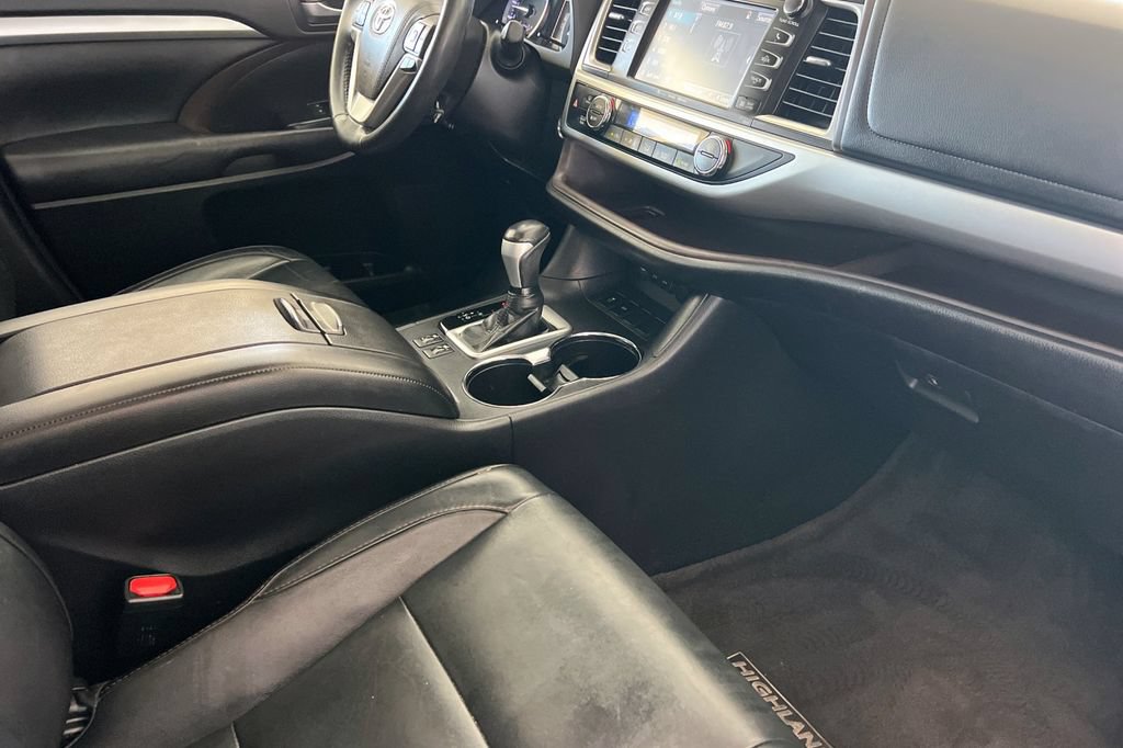 Certified 2018 Toyota Highlander XLE w/ Carpet Mat Package (TMS) FWD image 19