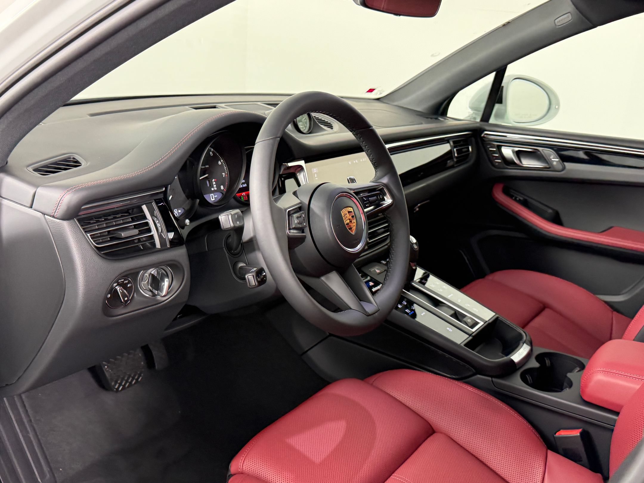 Certified 2026 Porsche Macan AWD/4WD image 4