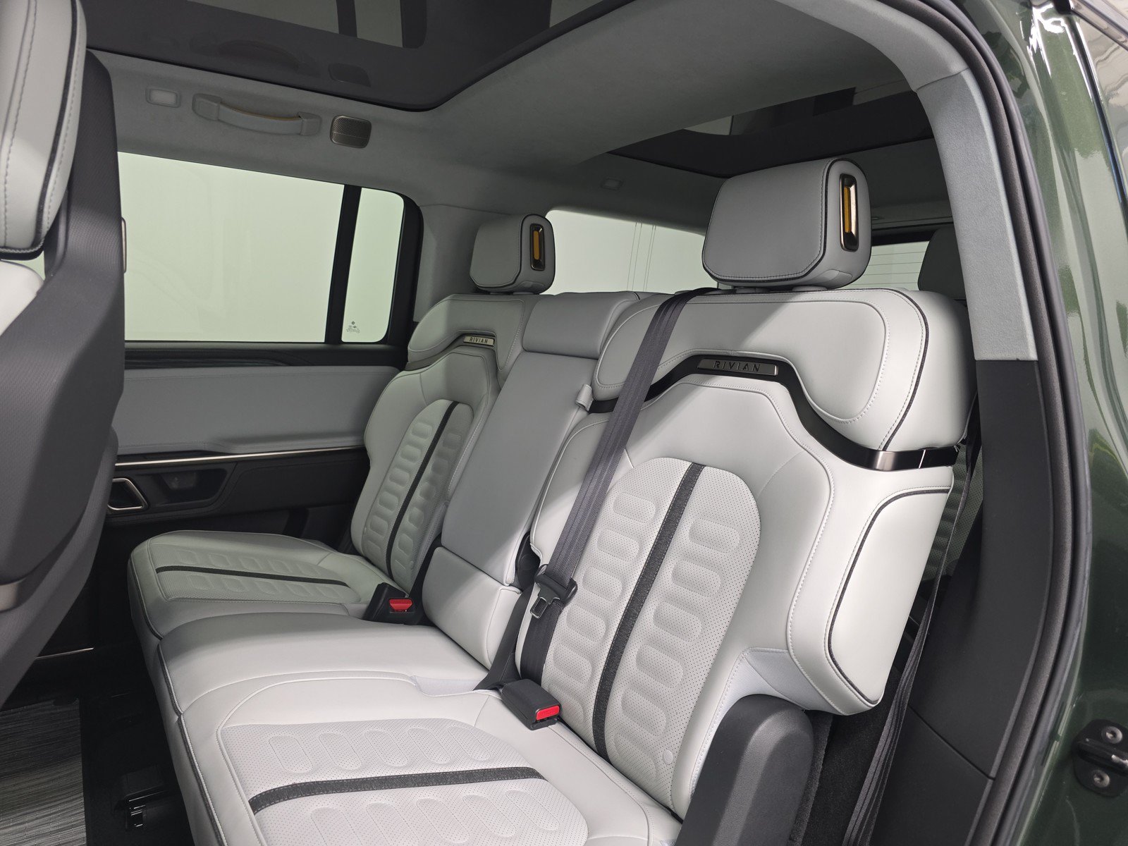 Used 2024 Rivian R1S Adventure AWD/4WD image 21