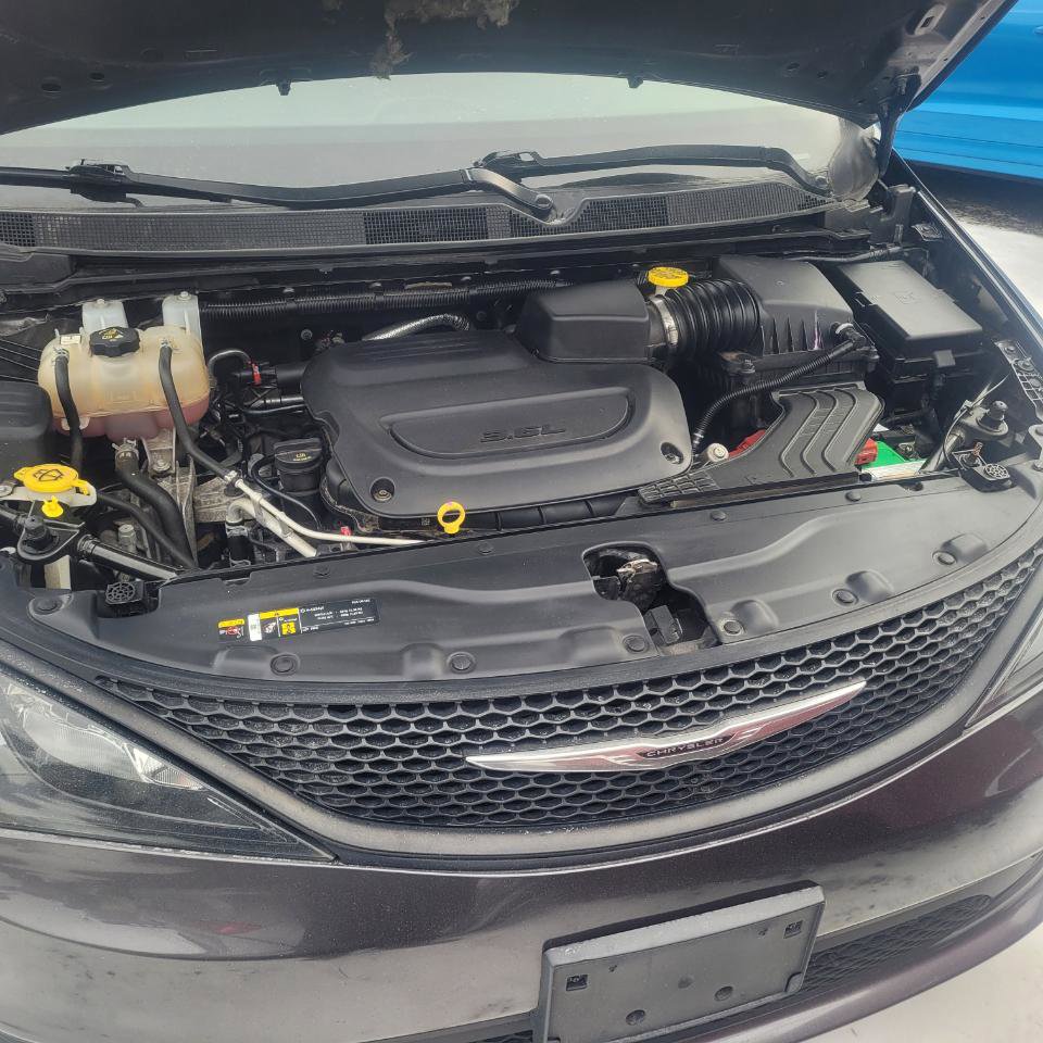 Used 2022 Chrysler Voyager LX image 34