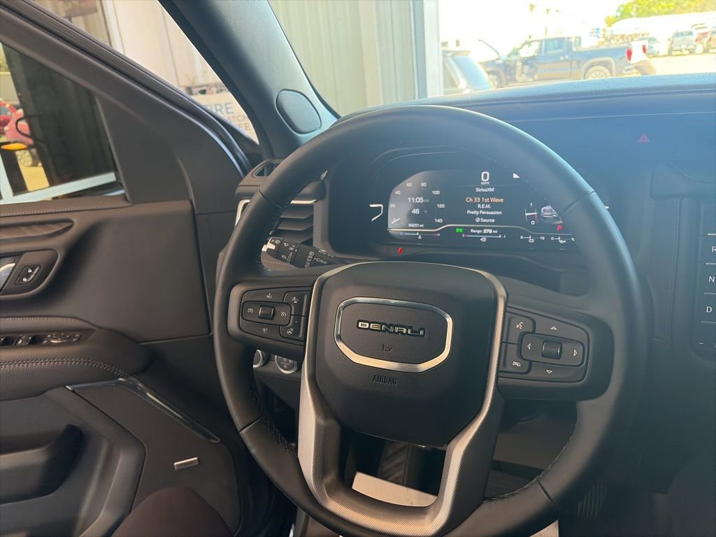 Used 2023 GMC Yukon XL Denali image 12