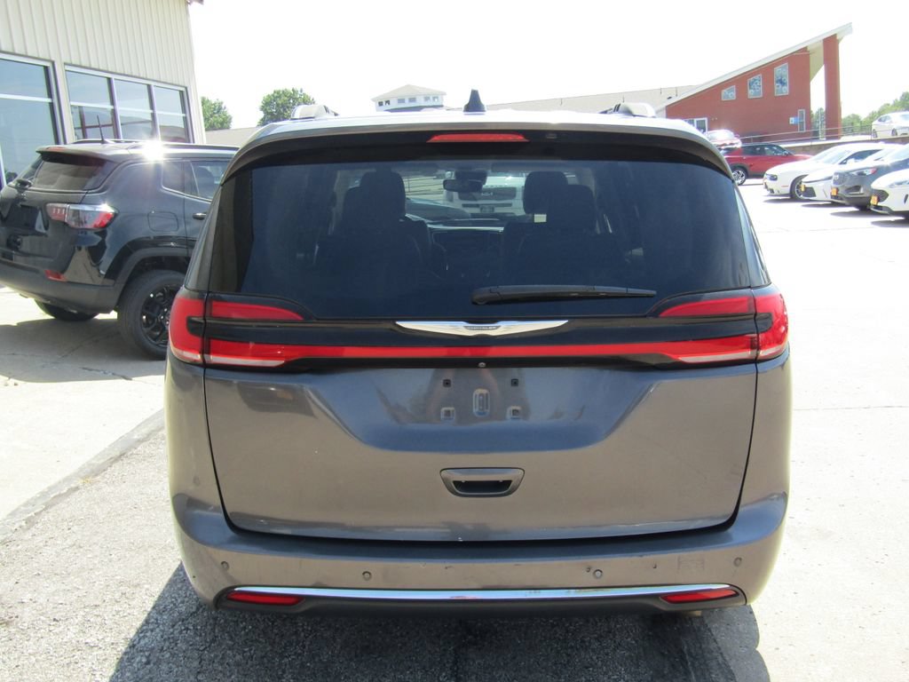 Used 2021 Chrysler Pacifica Touring-L FWD image 4