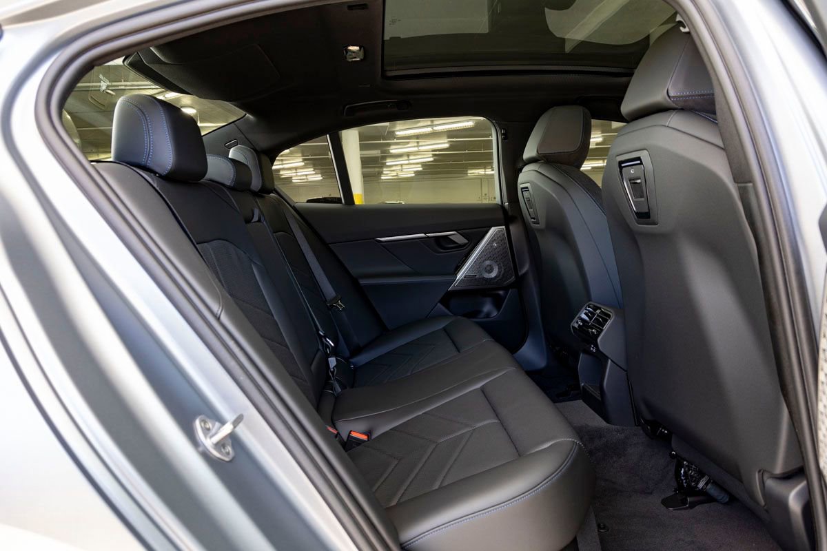 New 2026 BMW 550e xDrive AWD/4WD image 28