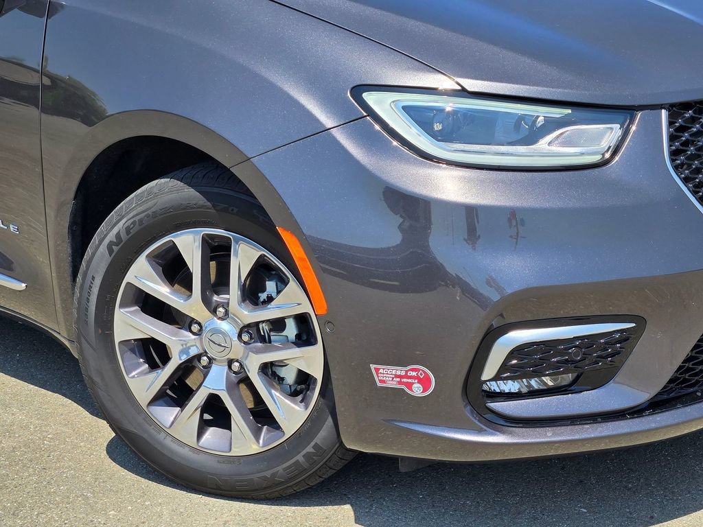 Used 2023 Chrysler Pacifica Pinnacle FWD image 9