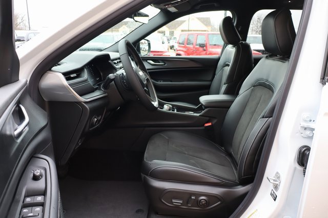 New 2025 Jeep Grand Cherokee Altitude image 9