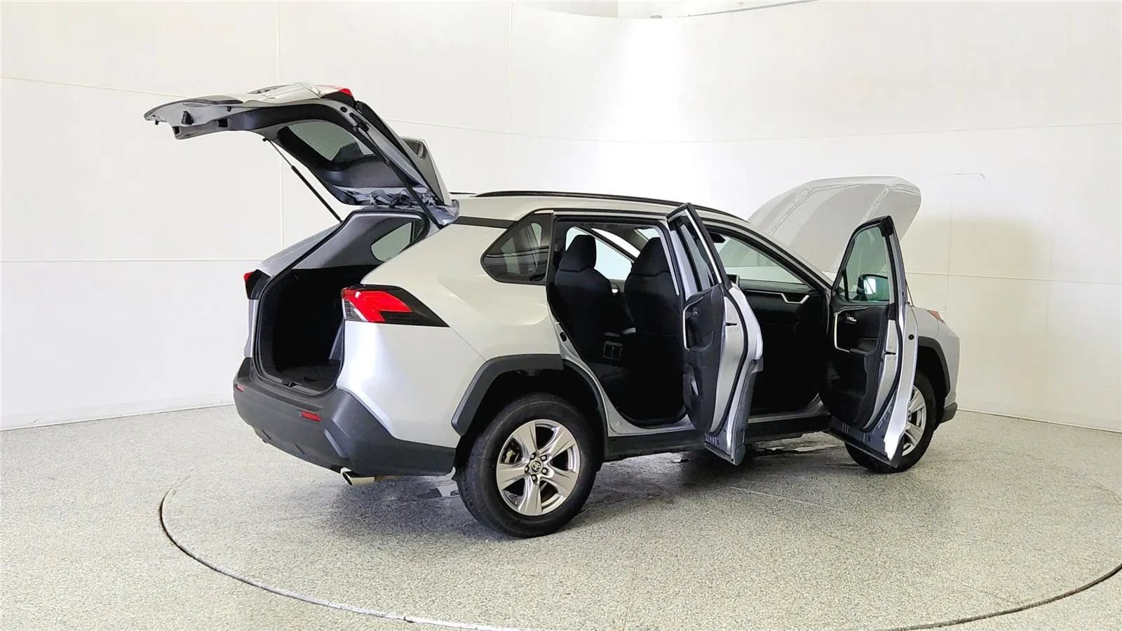 Used 2024 Toyota RAV4 XLE FWD image 12