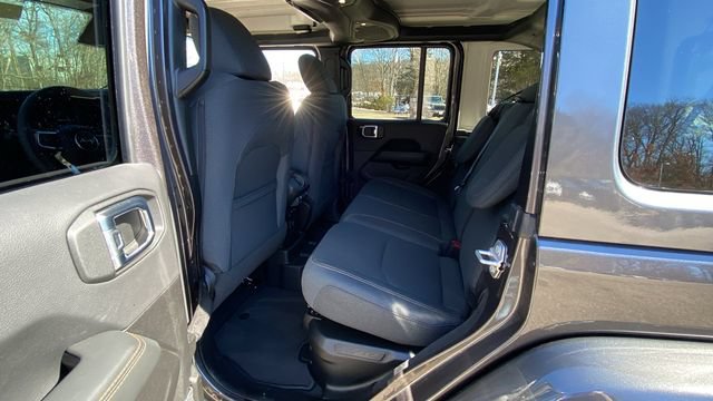 Used 2025 Jeep Wrangler Unlimited Sahara AWD/4WD image 30