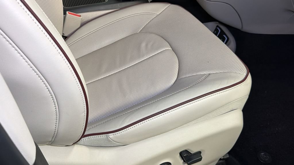 Used 2017 Chrysler Pacifica Limited FWD image 11