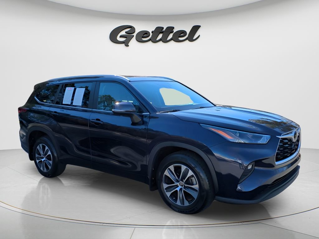 Certified 2024 Toyota Highlander XLE image 3