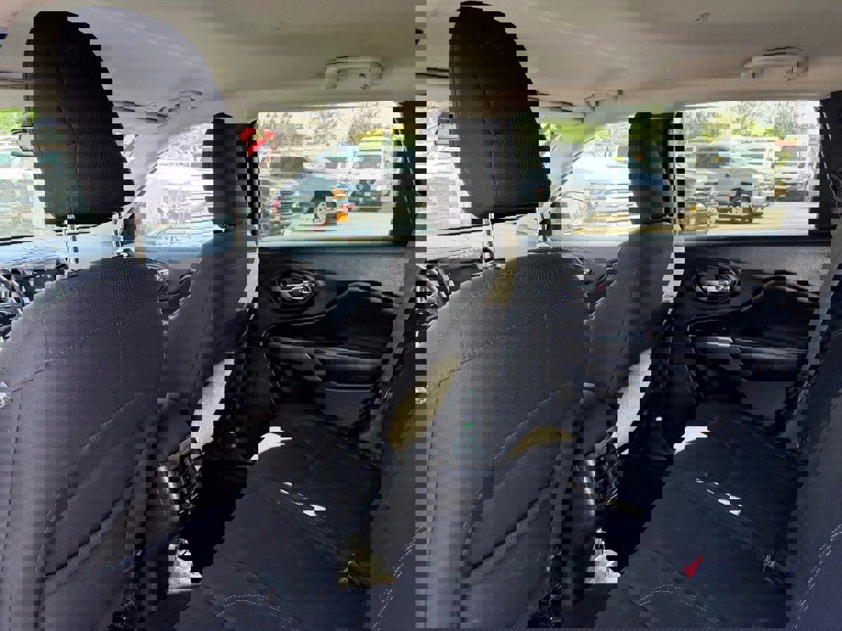 Used 2019 Jeep Cherokee Latitude w/ Popular Appearance Group image 19