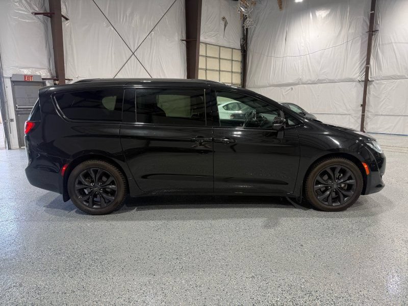 Used 2019 Chrysler Pacifica Limited FWD image 8