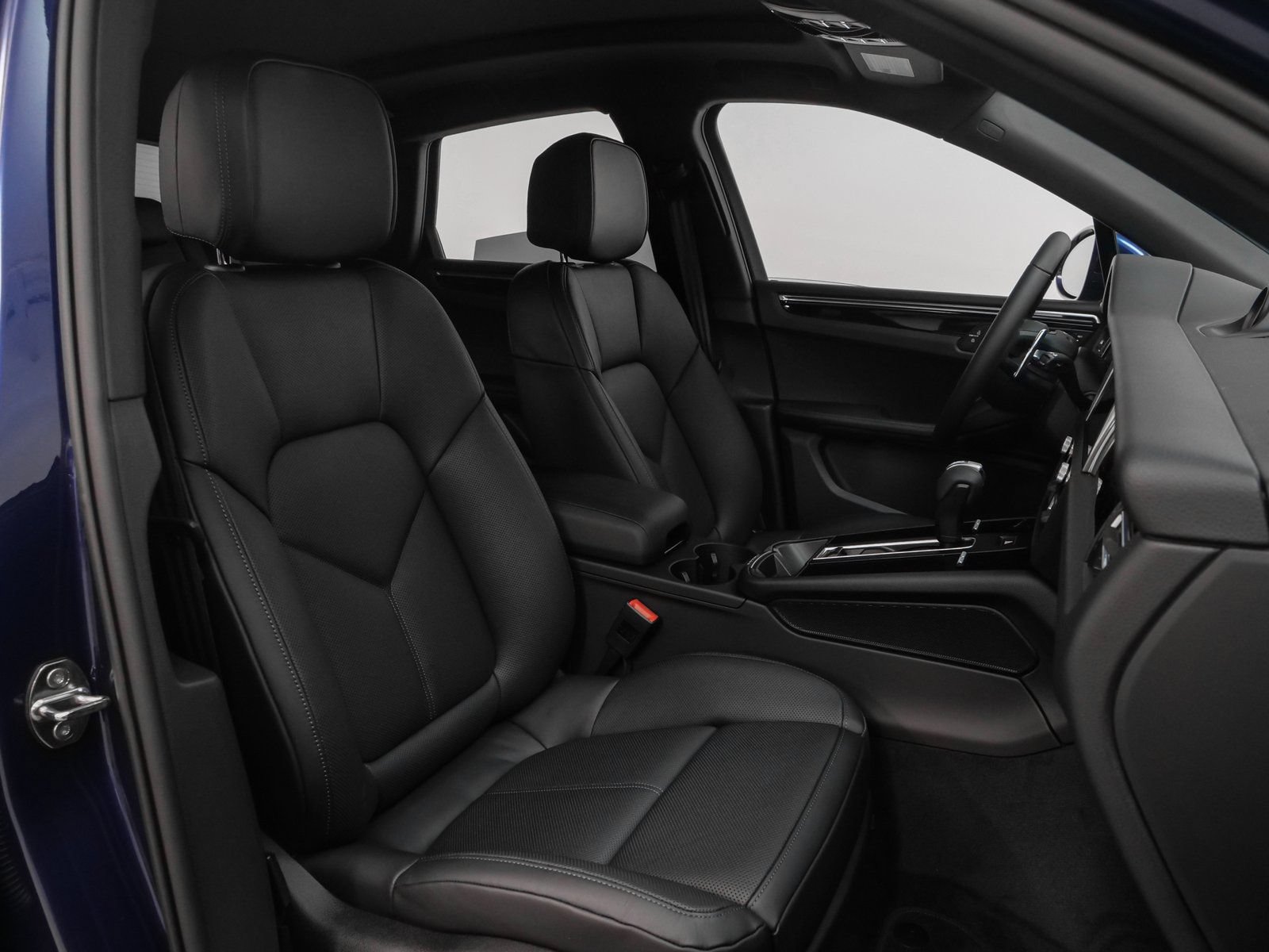 Certified 2025 Porsche Macan AWD/4WD image 16