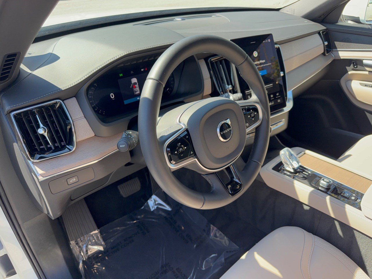 Certified 2026 Volvo XC90 B6 Plus w/ Protection Package Premier AWD/4WD image 4