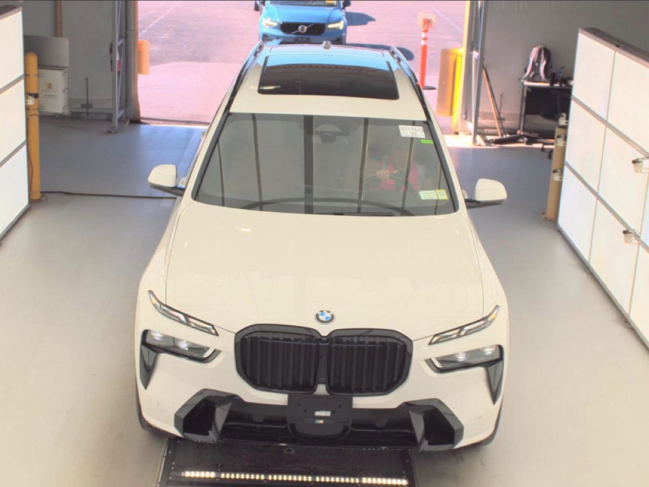 Used 2024 BMW X7 xDrive40i w/ M Sport Package AWD/4WD image 5