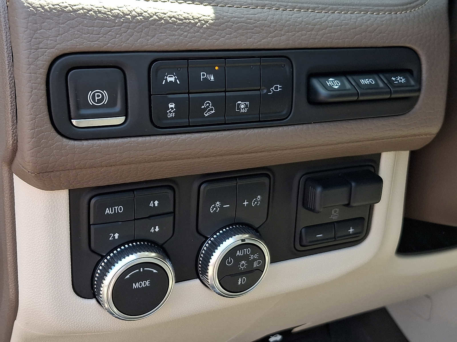 Used 2022 GMC Yukon Denali w/ Denali Premium Package AWD/4WD image 31