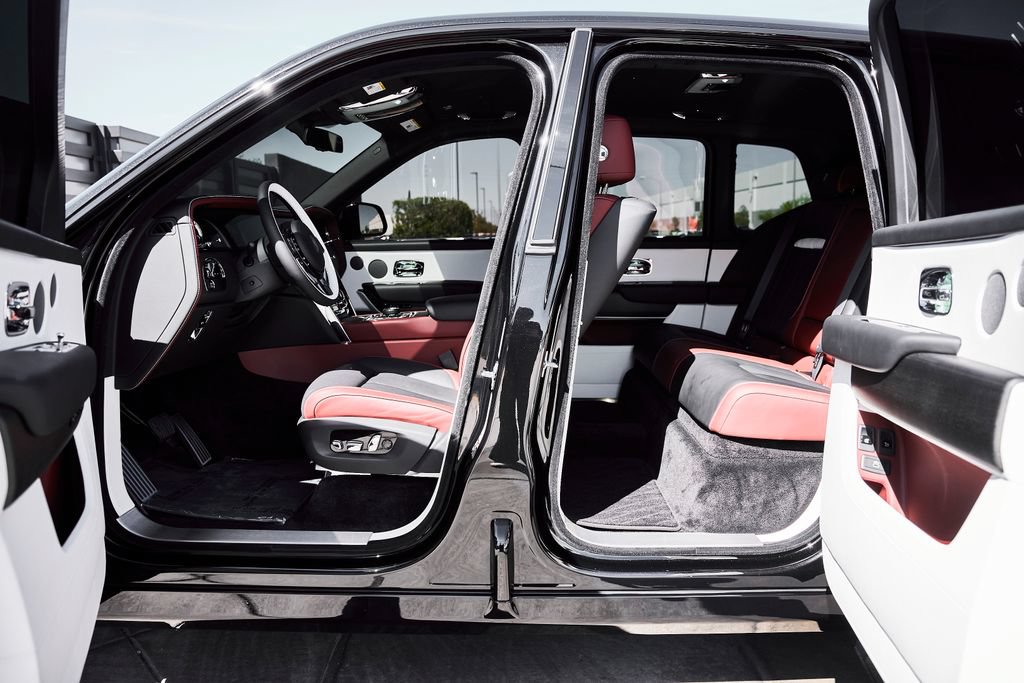 Used 2026 Rolls-Royce Cullinan AWD/4WD image 32