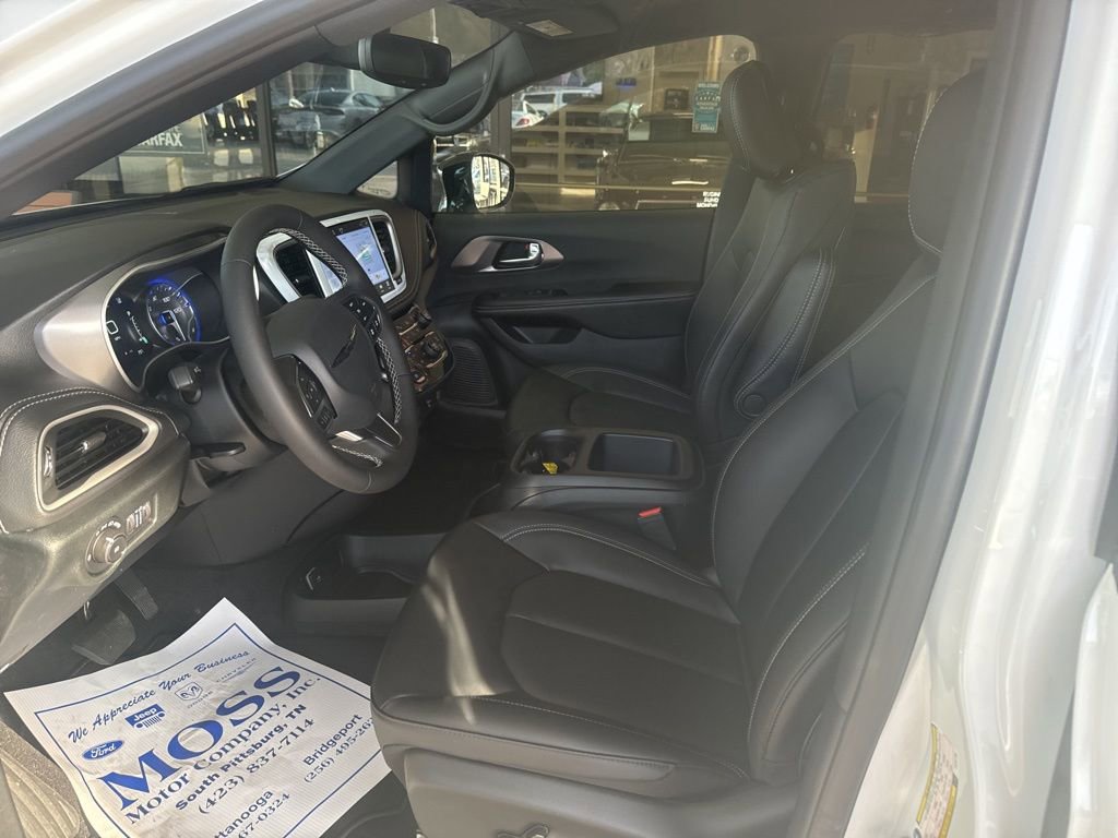 New 2026 Chrysler Pacifica Select image 8