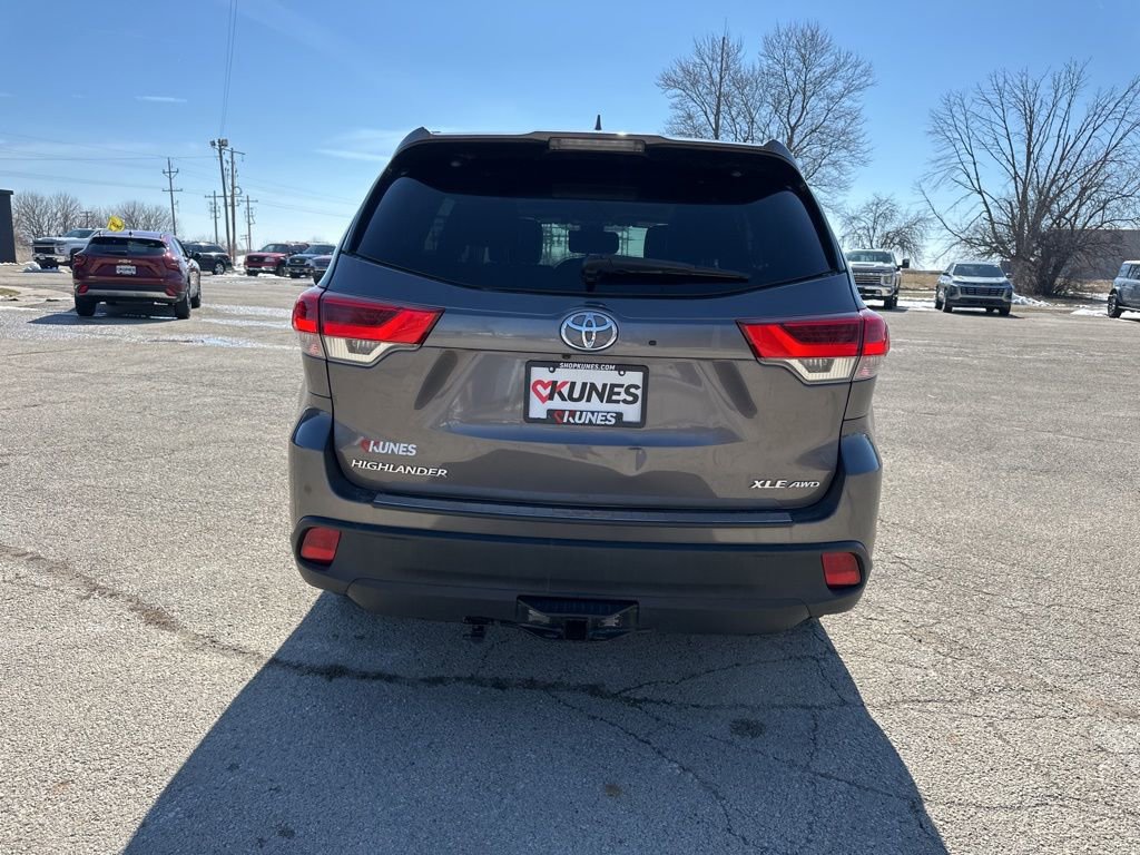 Used 2017 Toyota Highlander XLE image 11