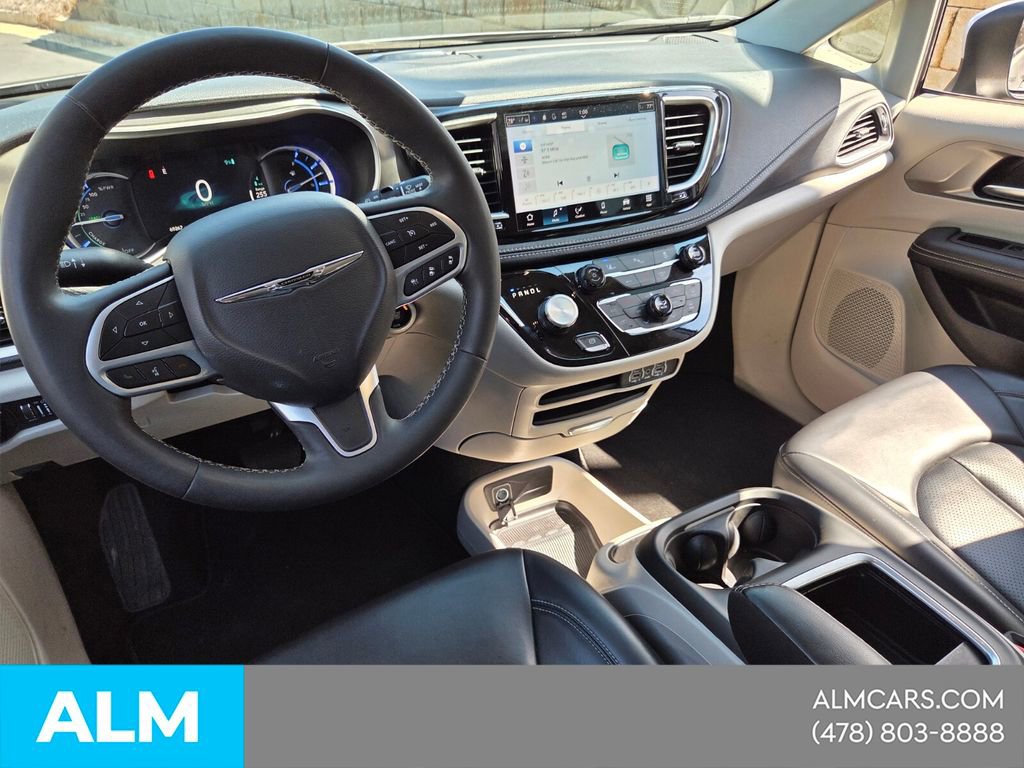 Used 2023 Chrysler Pacifica Touring-L image 7